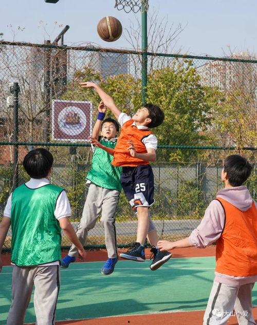 打篮球吃瓜群众的文案,揭秘场边观战的趣味瞬间