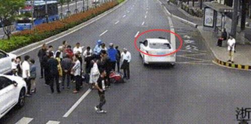 吃瓜群众的车祸,惊心动魄瞬间引关注